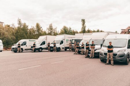 Mitarbeiter der Peter Zupp GmbH vor der Entrümpelung in Mülheim