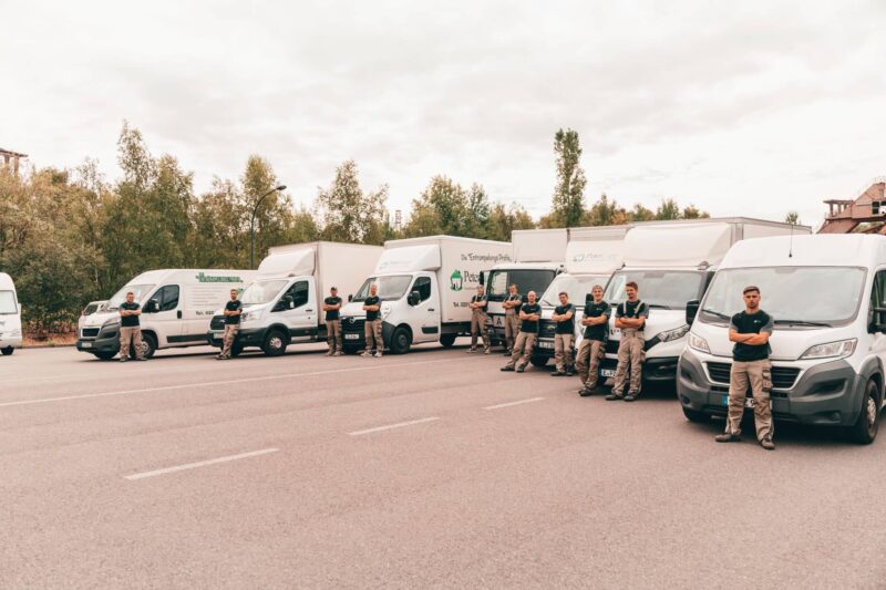 Mitarbeiter der Peter Zupp GmbH vor der Entrümpelung in Mülheim
